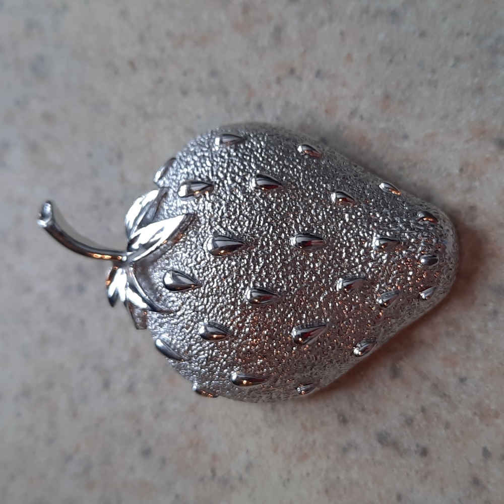 Sarah Coventry strawberry brooch
